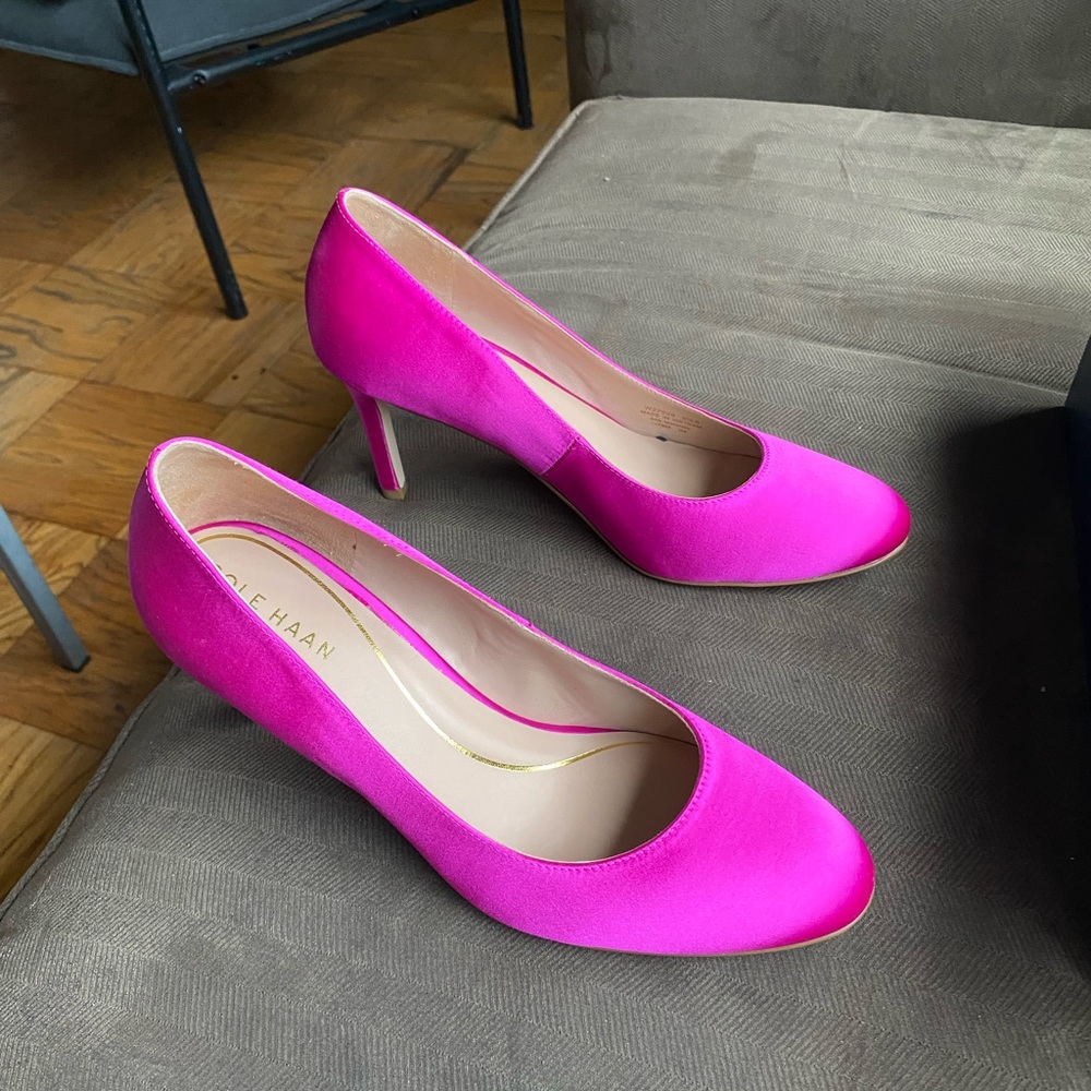COLE HAAN
Women's Gabbie 80mm Pumps. Hot Pink Satin. Size 9.5 B - Gently Warn